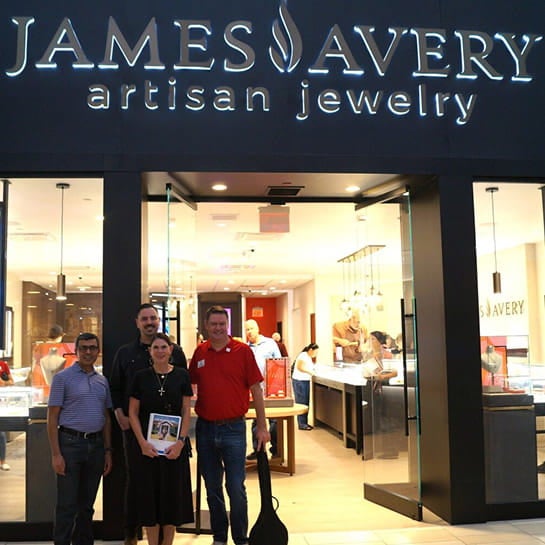 Jewelry store in Glendale mall collects donations for Gompers